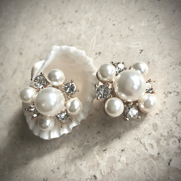 🛍2/$20🛍 Pearl & Crystal Cluster Stud Earrings - Picture 2 of 5